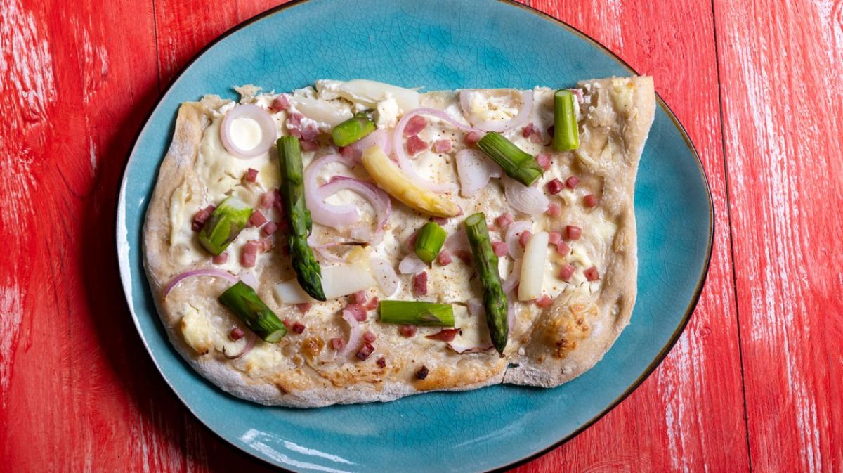 Flammkuchen auf einem blauen Teller