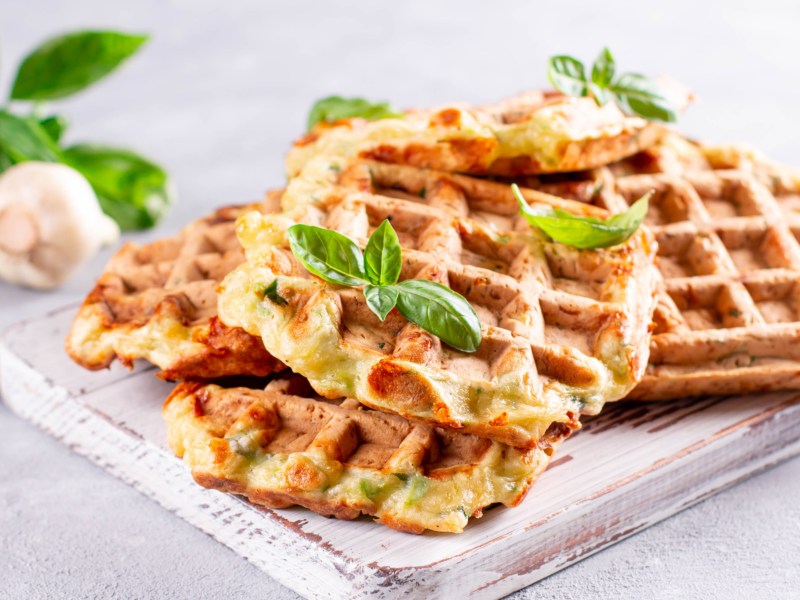 Vegane Gemüsewaffeln auf Teller mit Basilikum serviert