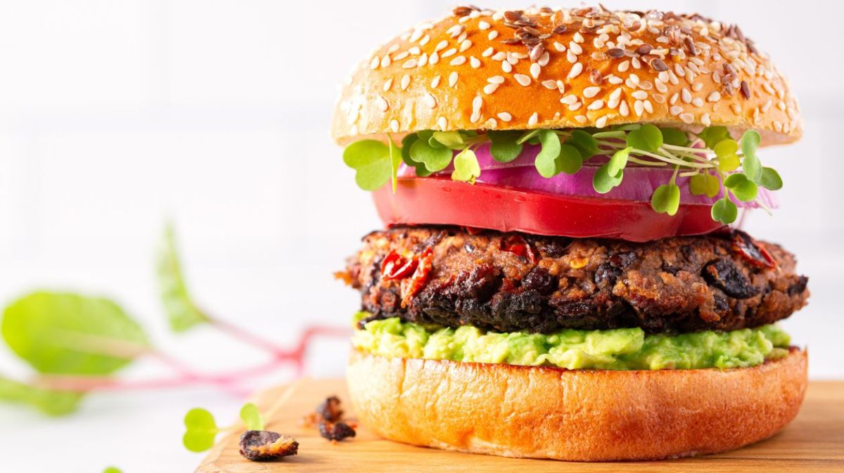 Vegetarischer Burger mit Kidneybohnen-Pattie und Guacamole.