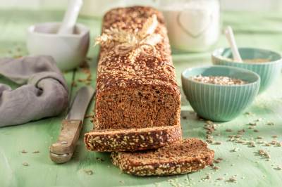 Gesundes Vollkornbrot, gebacken mit selbst gemahlenem Mehl.