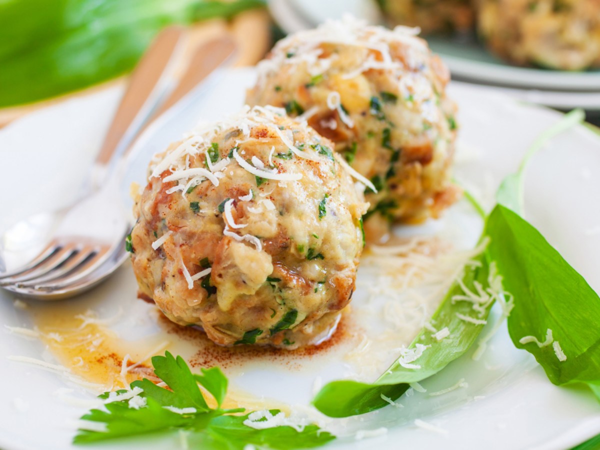 Bärlauchknödel auf einem weißen Teller.