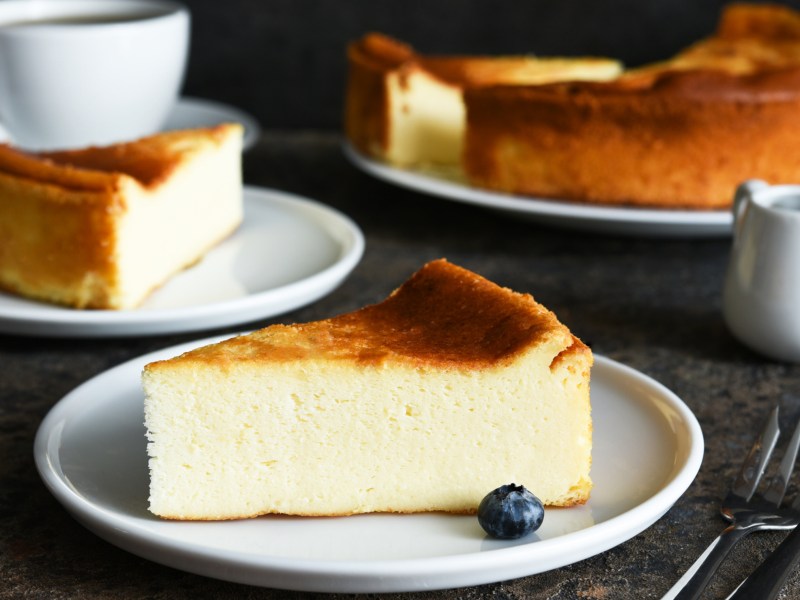 Käsekuchen auf weißem Teller.