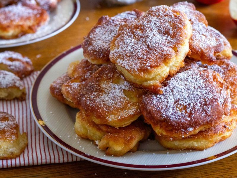 Hefepfannkuchen auf einem Teller