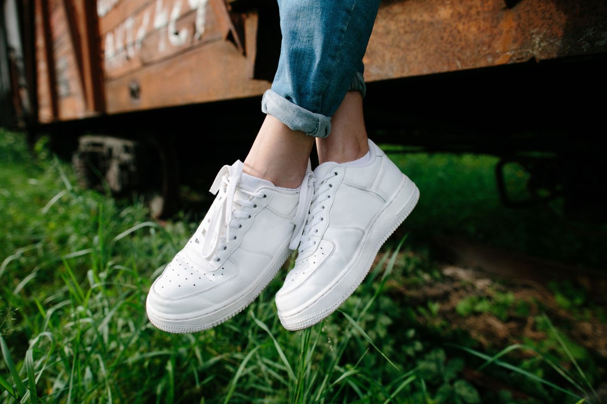 Frau, die jeden Tag Sneaker trägt.