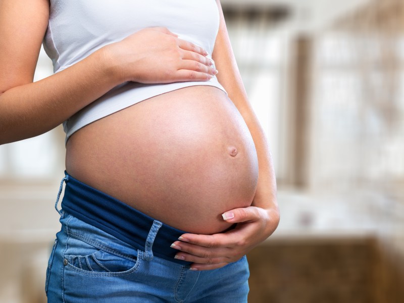 Auch in der Schwangerschaft ist Ausfluss eine ganz normale Sache. Nur unter bestimmten Bedingungen kann er auf eine Infektion oder Krankheit hindeuten.
