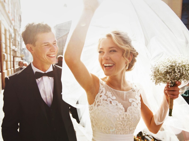 Geldgeschenke zur Hochzeit: Brautpaar in Anzug und Brautkleid