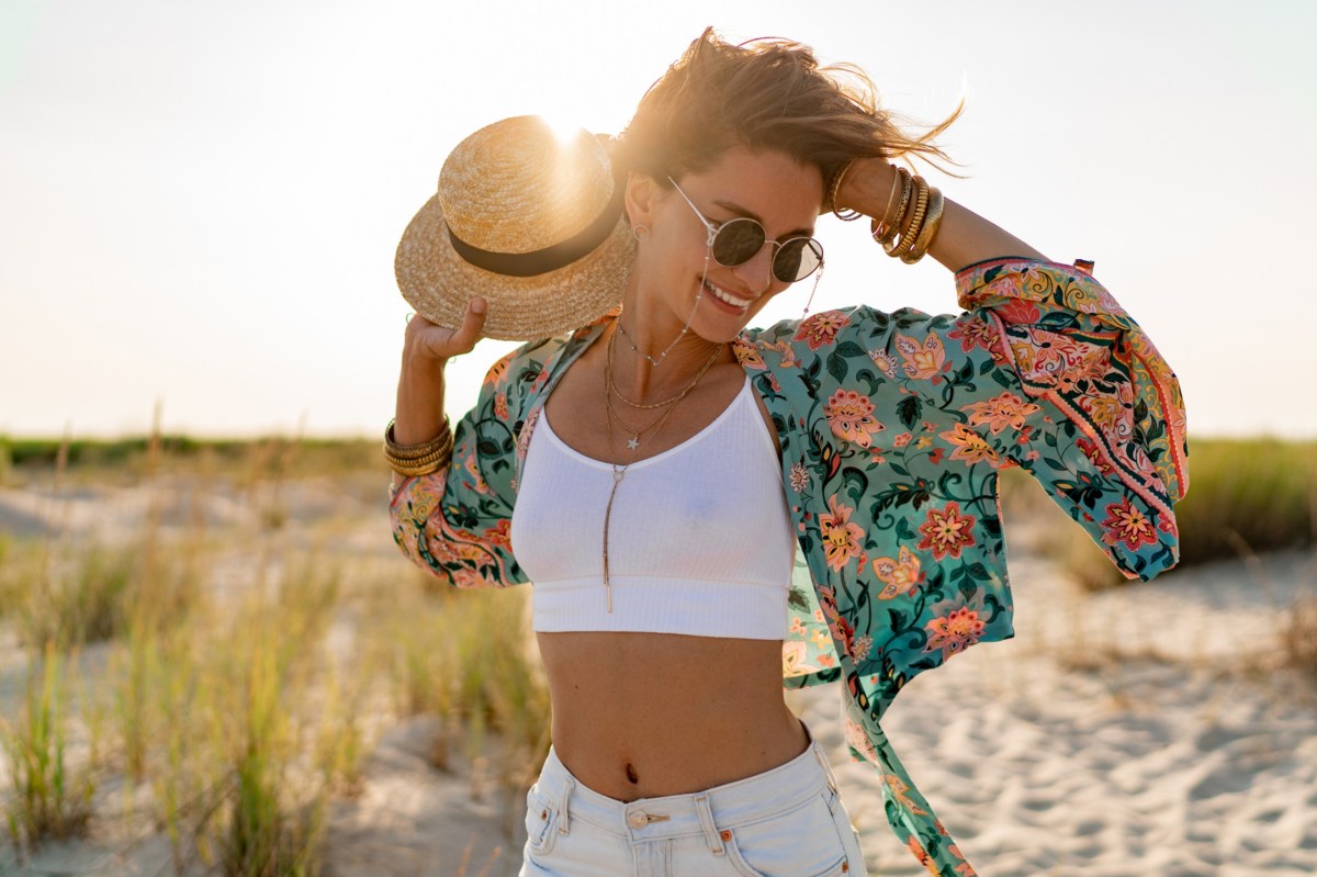 Junge Frau am Strand.