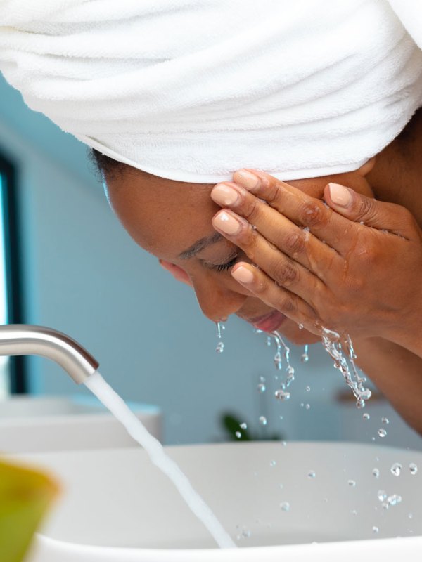 Hautpflege nur mit Wasser? Die überraschenden Auswirkungen auf die Haut
