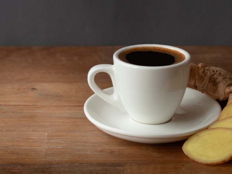 Kaffee mit Ingwer auf dem Tisch