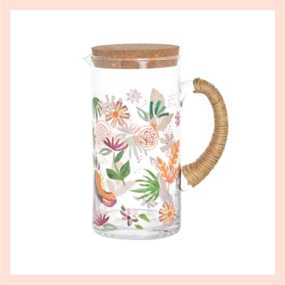Glas-Karaffe mit Rattan-Griff und Blumenmuster