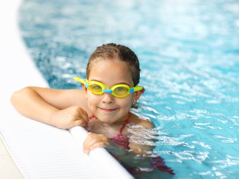 Das Seepferdchen ist das erste Abzeichen für Kinder auf ihrem Weg zum Freischwimmer. Eltern sollten dem Abzeichen aber nicht zu viel Vertrauen schenken.