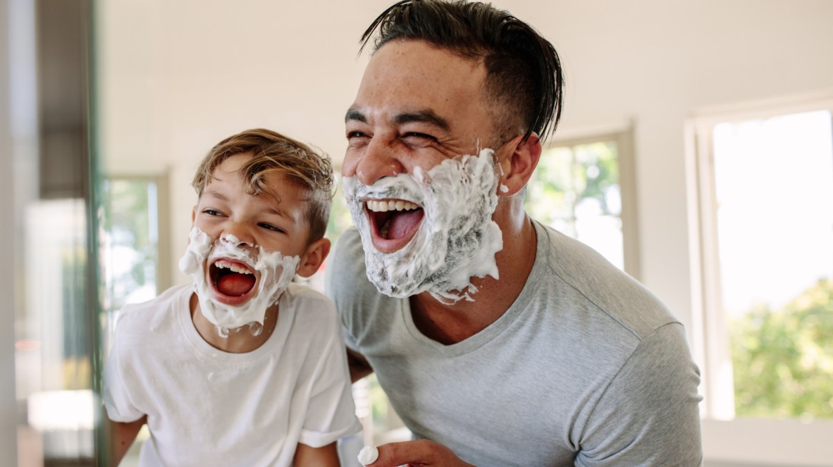 Vater rasiert sich gemeinsam mit seinem Sohn den Bart
