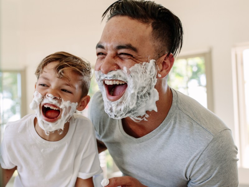 Vater rasiert sich gemeinsam mit seinem Sohn den Bart