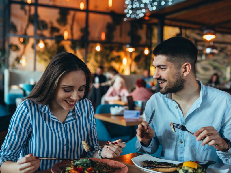 Paar im Restaurant beim Essen