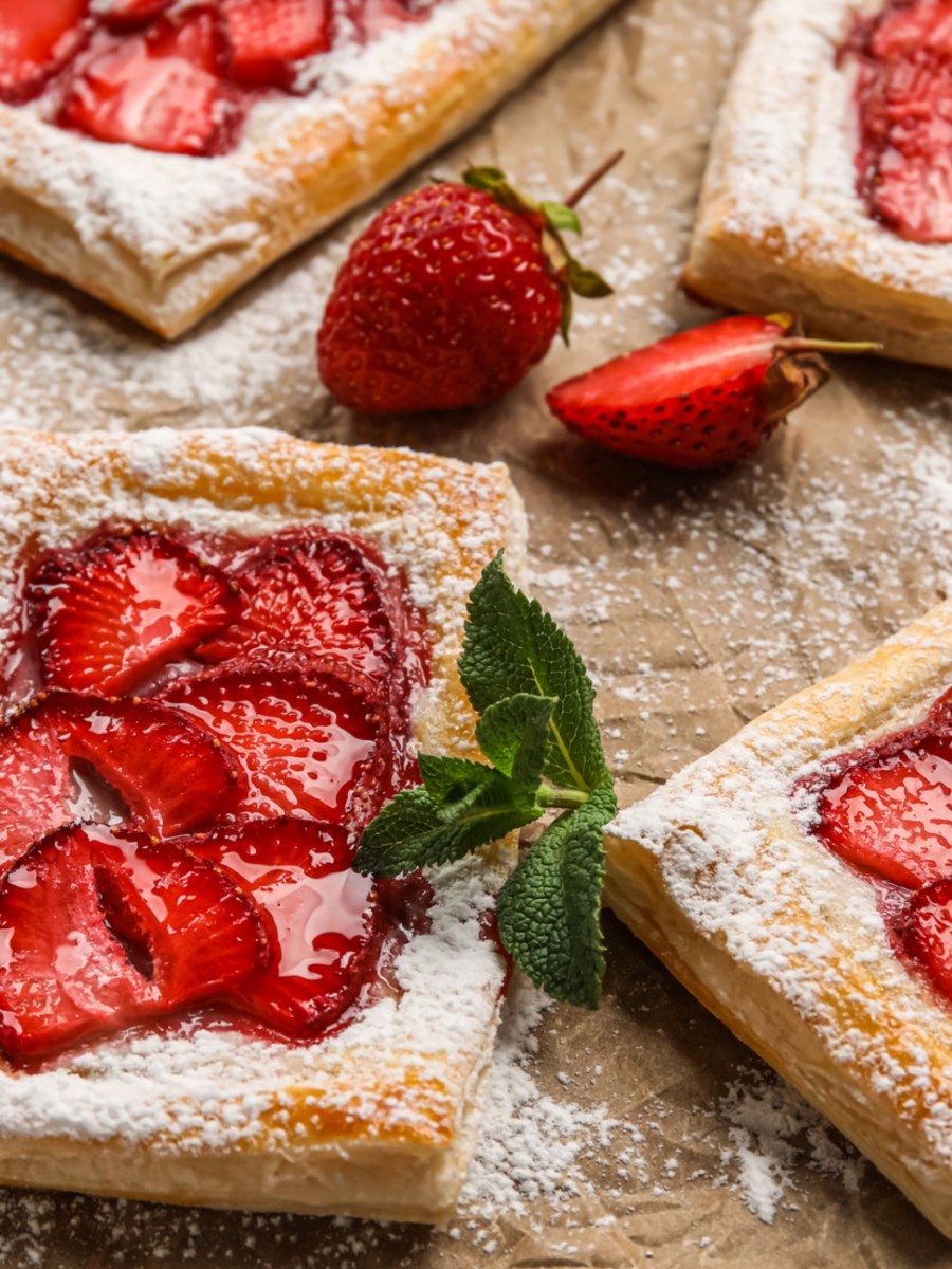 Süßer Sommer-Genuss: schnelle Erdbeer-Puddingteilchen aus Blätterteig
