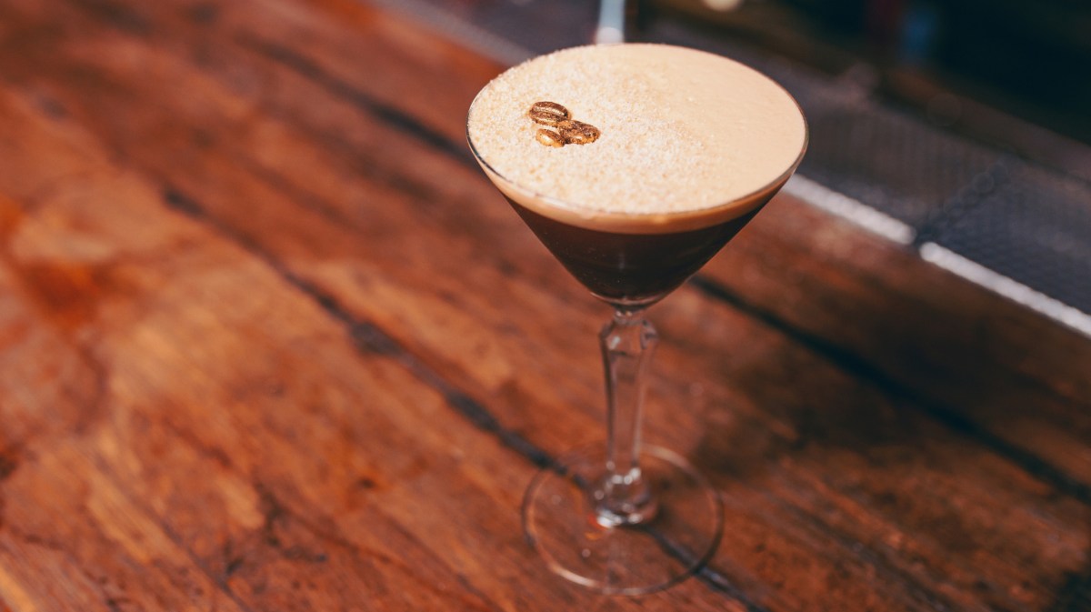 Espresso Martini auf Holztisch.