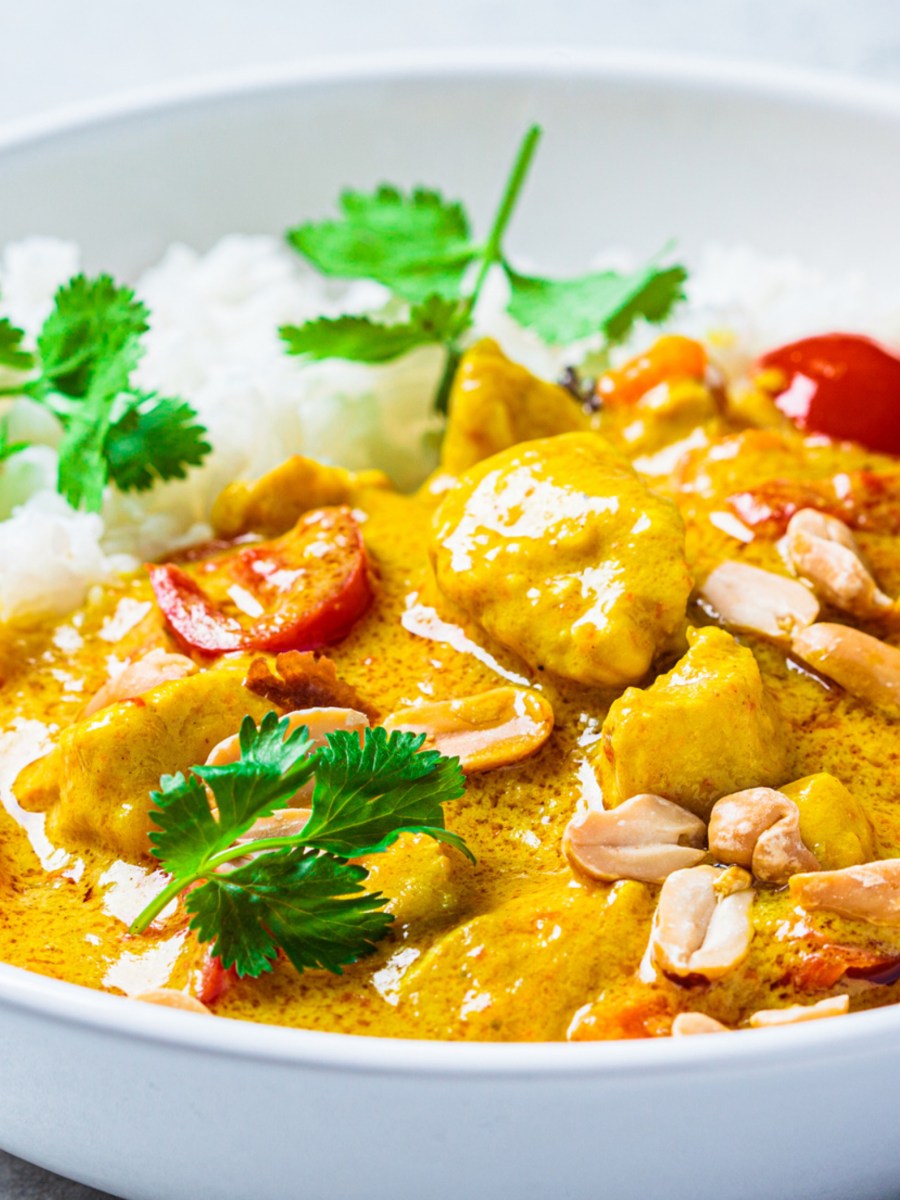 Hähnchen in Erdnusssauce mit duftendem Kokos-Reis: leckere Feierabend-Küche