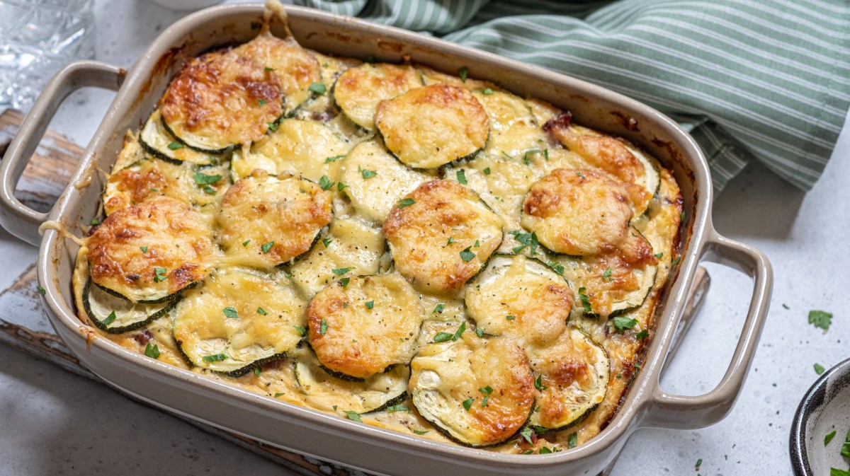 Auflauf mit Zucchini und Kartoffeln.