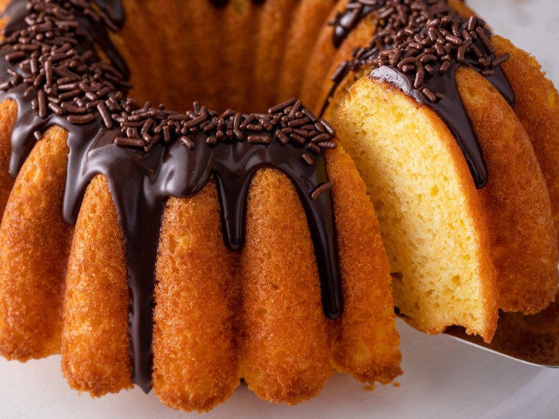 Gugelhupf Kuchen mit Schokoladenglasur.