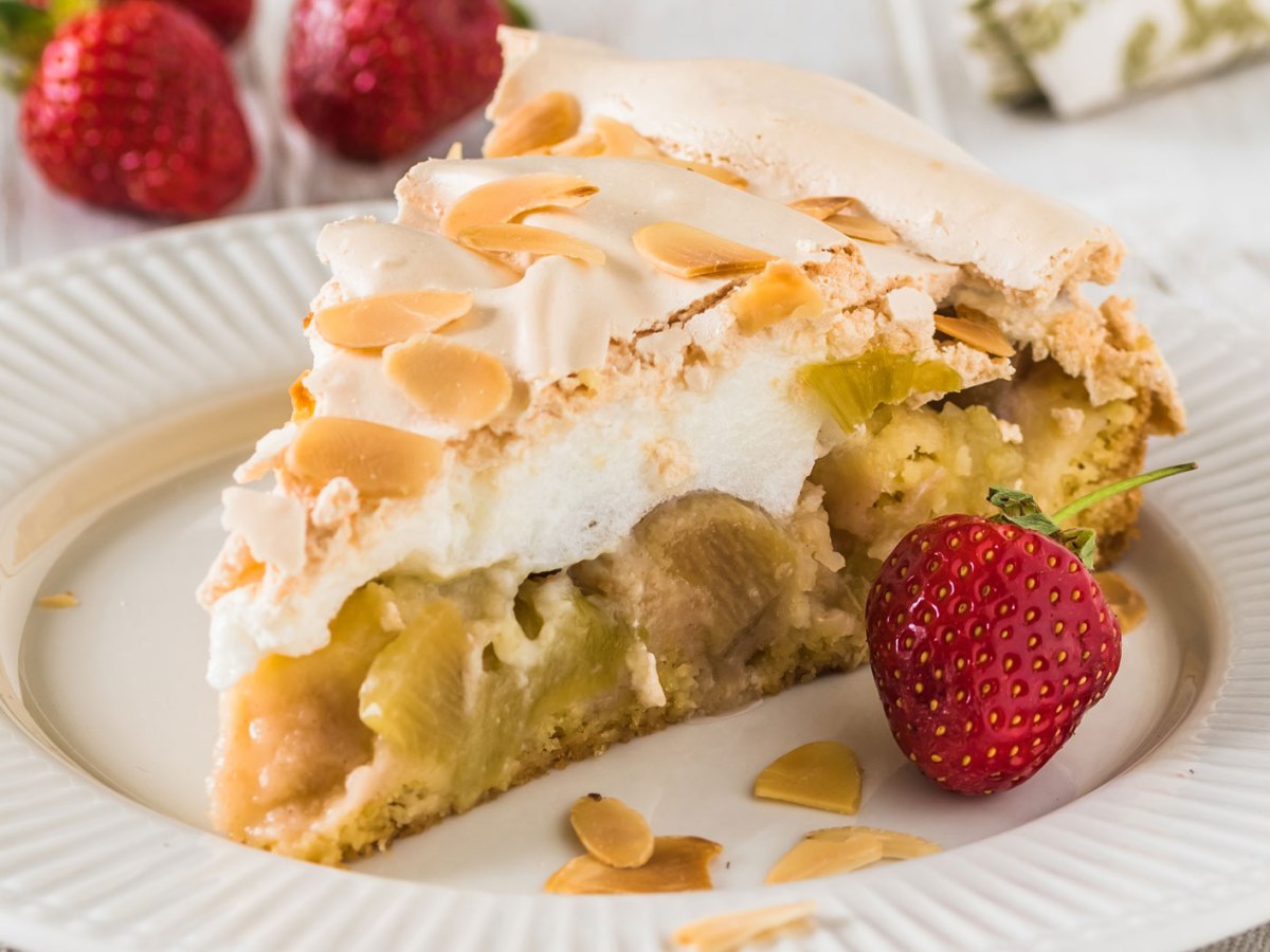 Einfach himmlisch: Dieser Rhabarber-Baiser-Kuchen bringt wirklich alle zum Schwärmen