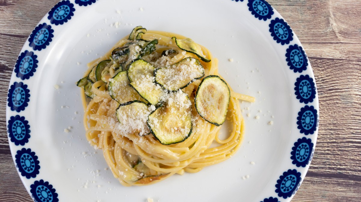 Spaghetti mit Zucchini auf einem hellen Teller.