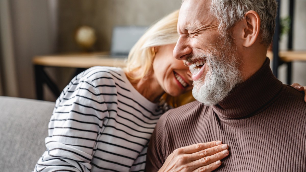 Mann und Frau lachen zusammen.