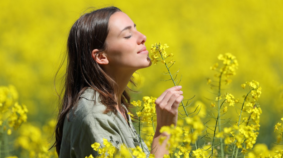 Frau in Feld mit gelben Blumen