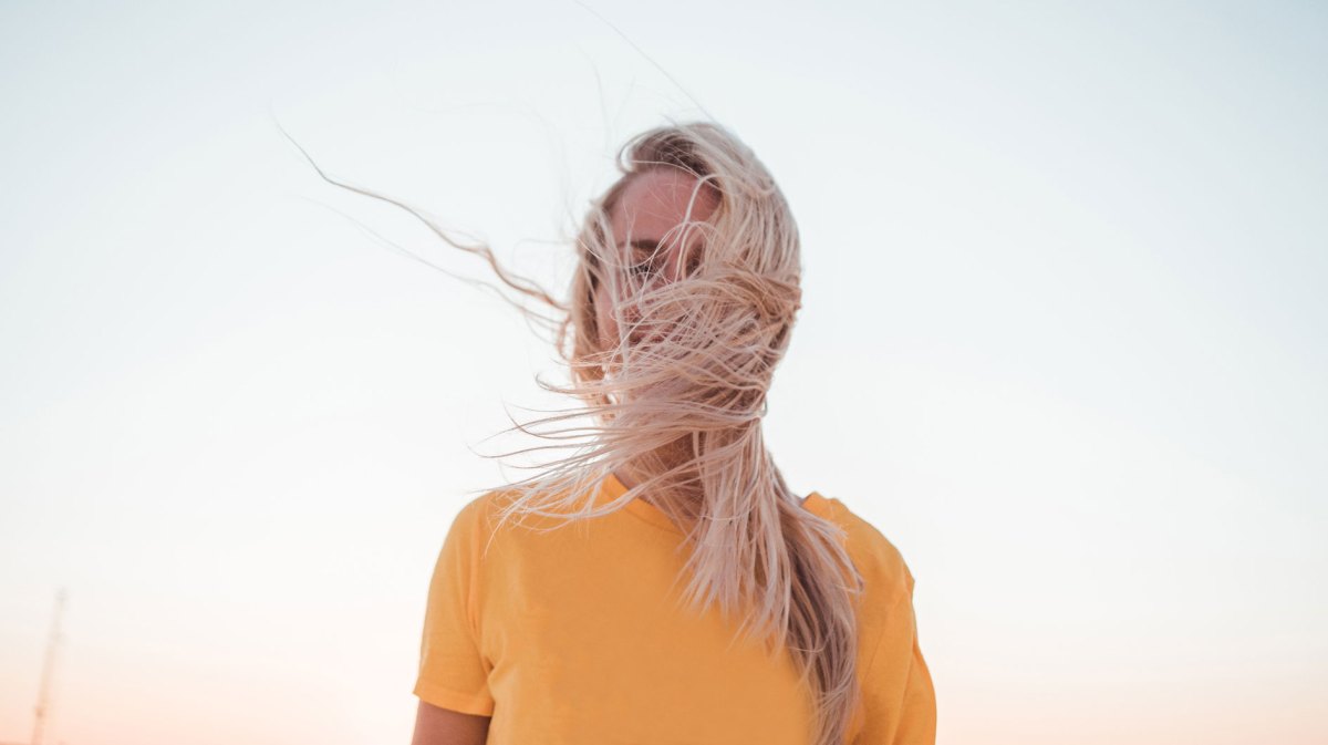 Frau mit vom Wind verwehten Haaren
