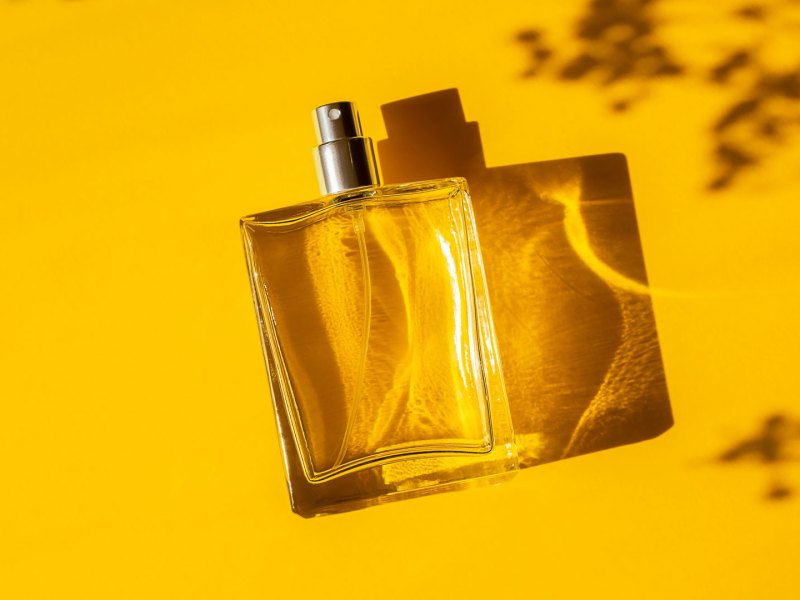 Parfumflasche auf gelbem Hintergrund