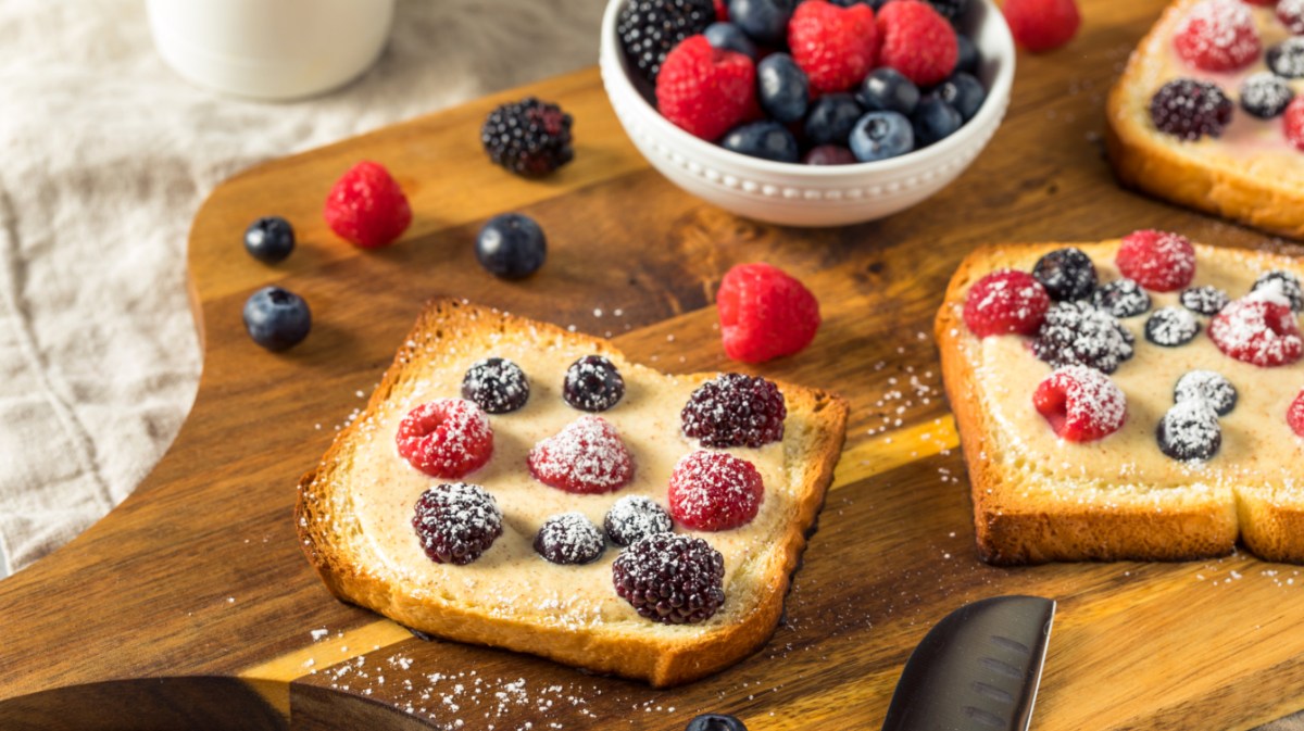 Pudding Toast mit Beeren