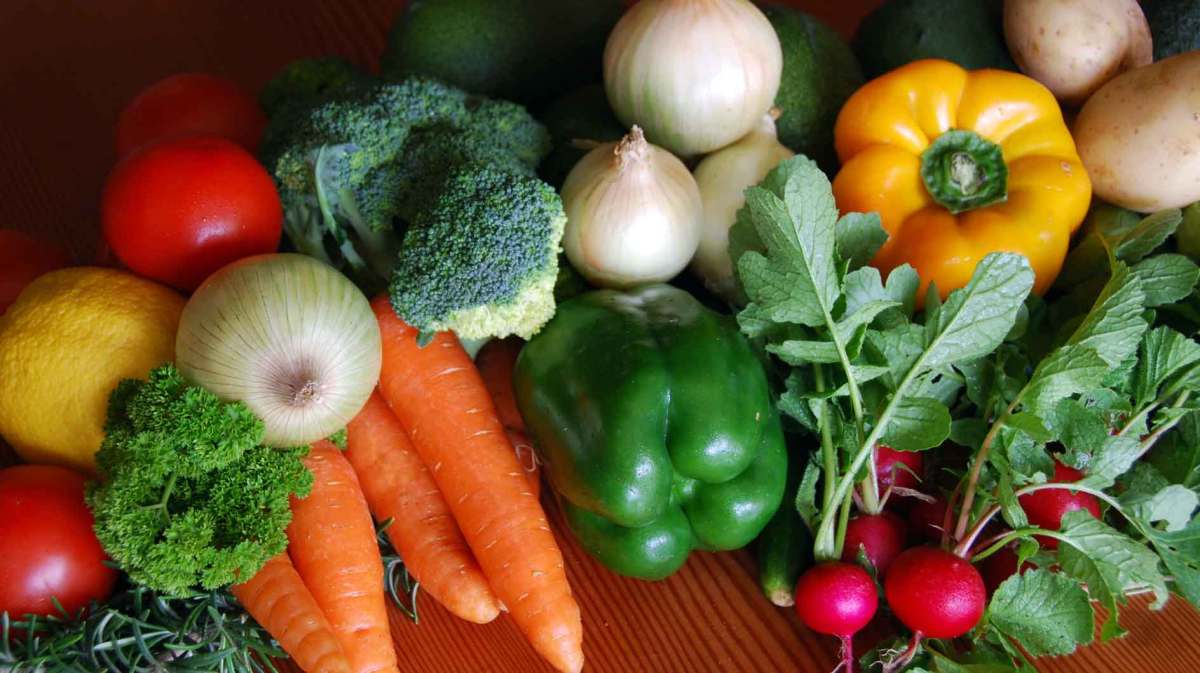 Verschiedene Gemüsesorten auf einem TIsch.