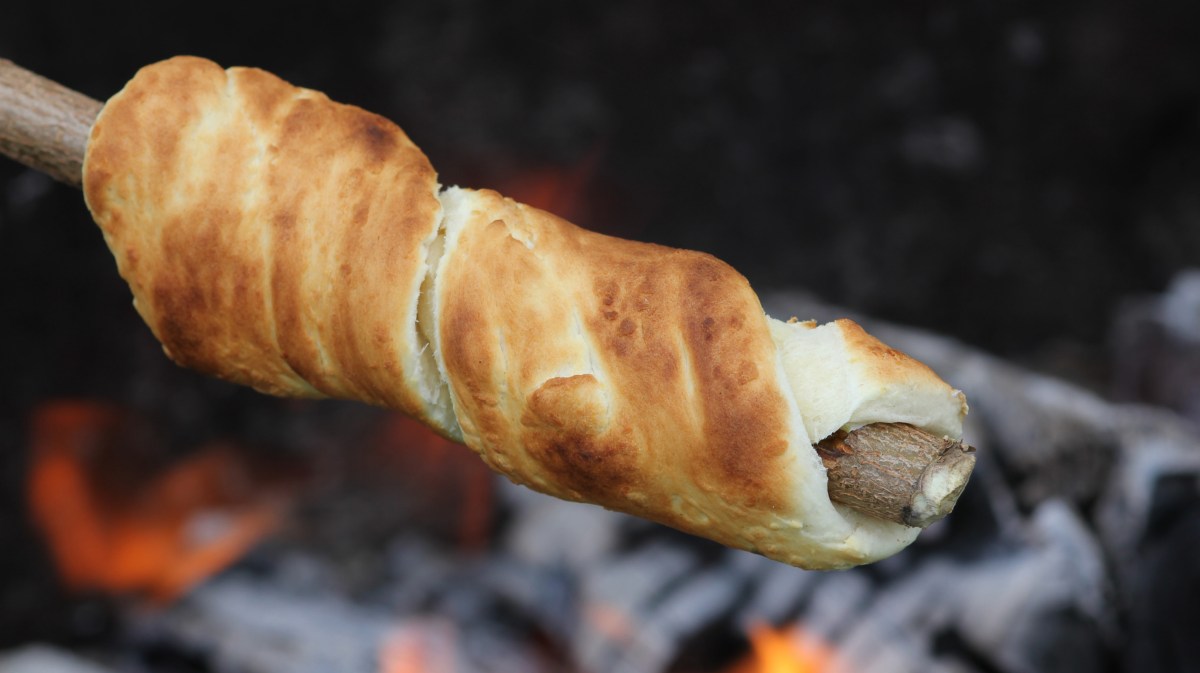 Süßes Stockbrot: So gelingt der Lagerfeuer-Klassiker als leckeres ...