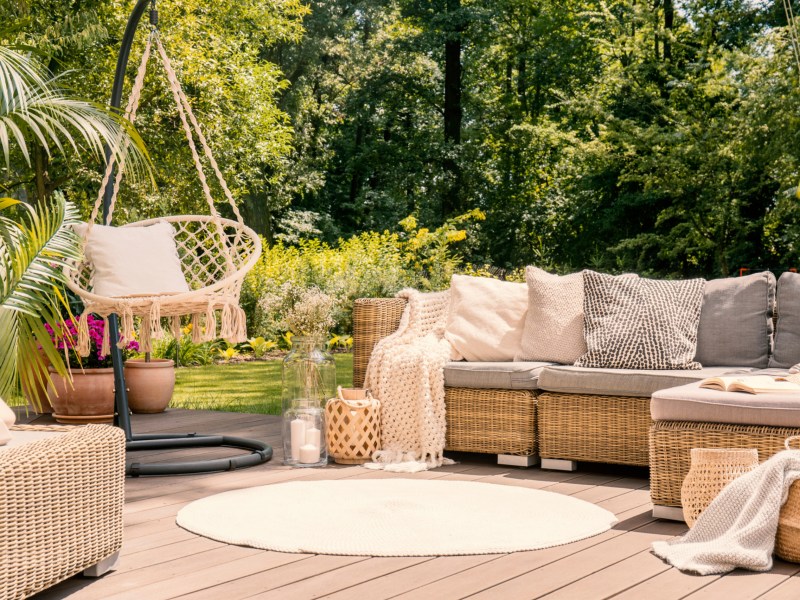 Eine Holzterrasse mit modernen Möbeln und Dekoration