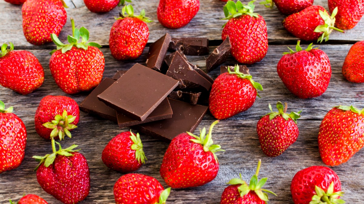 Erdbeeren und Schokolade auf einem Holztisch