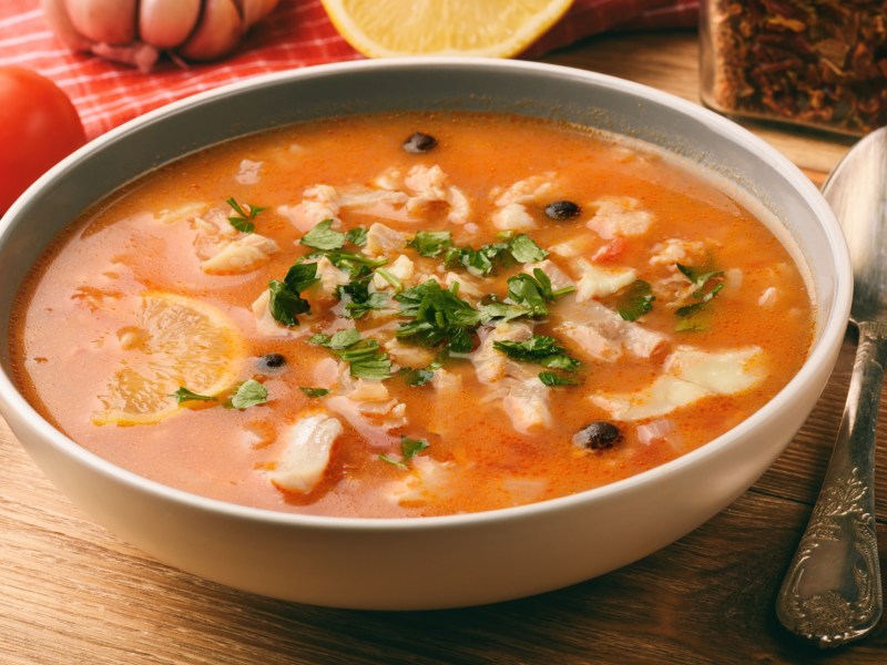 Suppe mit Fisch, Zitronen und Tomaten.