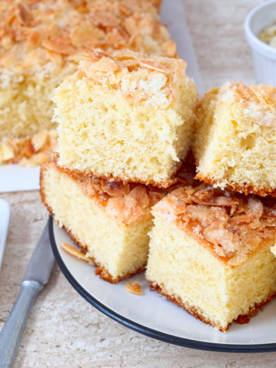 Schnelles Rezept für einen saftigen Buttermilchkuchen mit süßer Mandelkruste