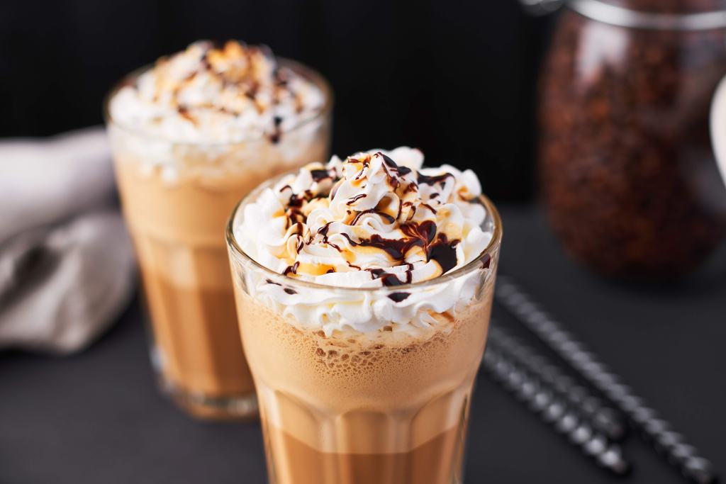 Klassisches Eiskaffee-Rezept Eiskaffee mit Sahne und Schokosirup.