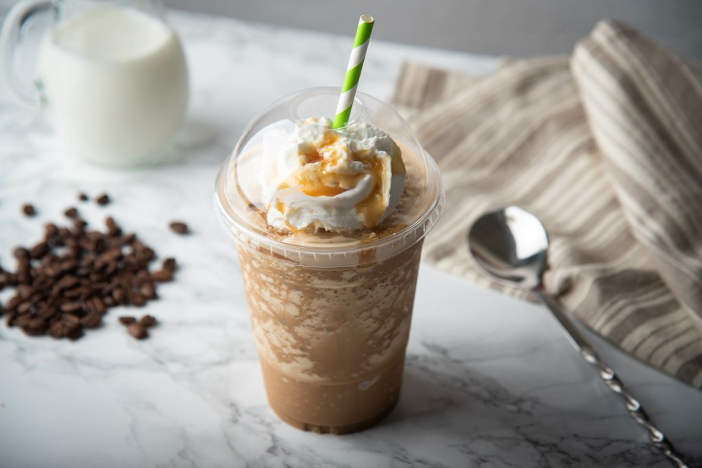 Frappuccino mit Sahne und Karamellsoße.