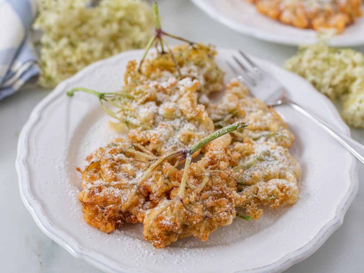 Frittierte Holunderblüten: Kennt ihr schon diesen süßen Sommer-Snack?