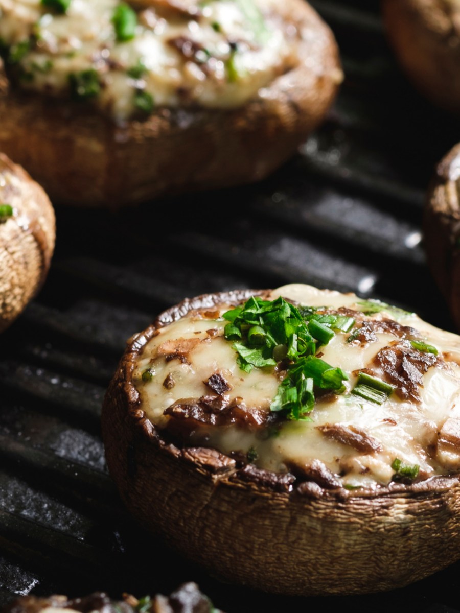 Gefüllte Champignons vom Grill: Dieses Rezept überzeugt selbst die größten Gemüse-Muffel