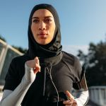 Gesunde sportliche Frau trägt Hidschab beim Joggen