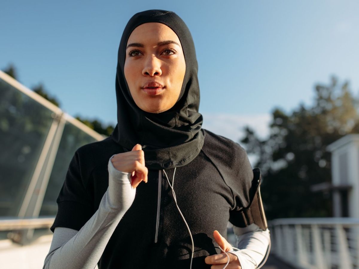 Gesunde sportliche Frau trägt Hidschab beim Joggen