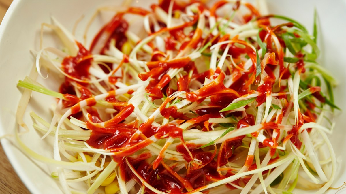 Asiatischer Salat mit Frühlingszwiebeln und Chili-Dressing.