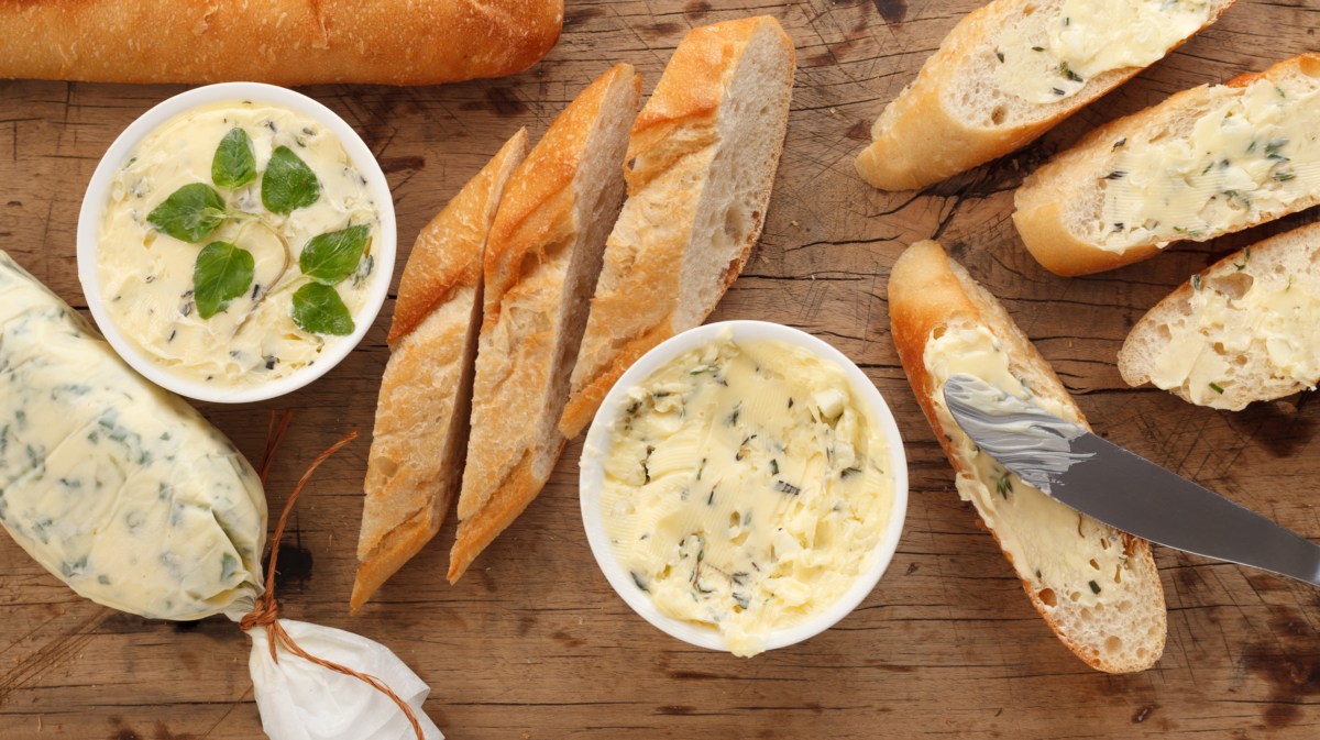 Selbst gemachte Kräuterbutter mit Baguette.