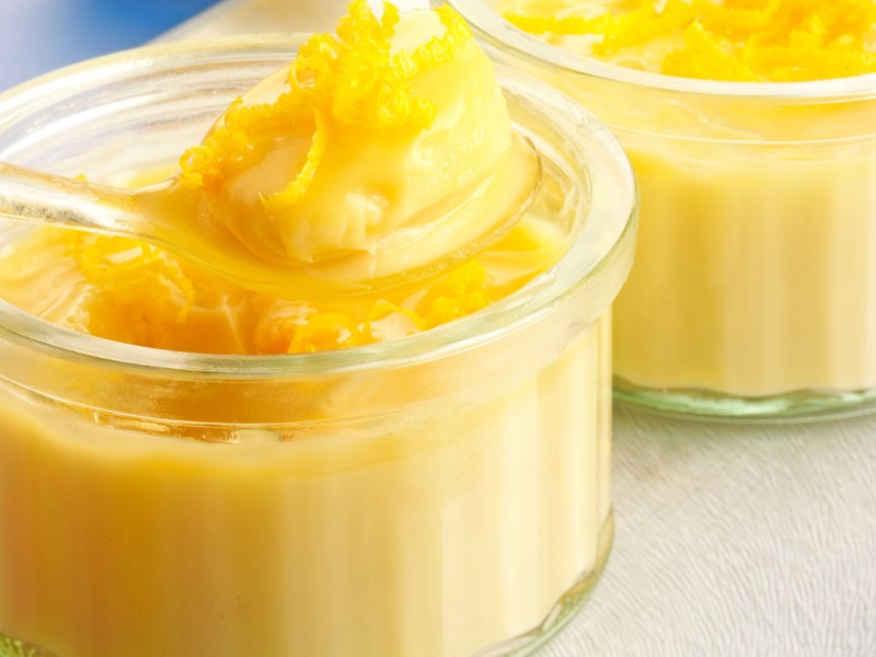 Zitronen-Creme in Dessertschalen.