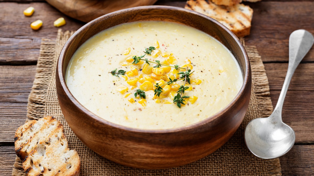 Maissuppe in brauner Suppenschüssel.