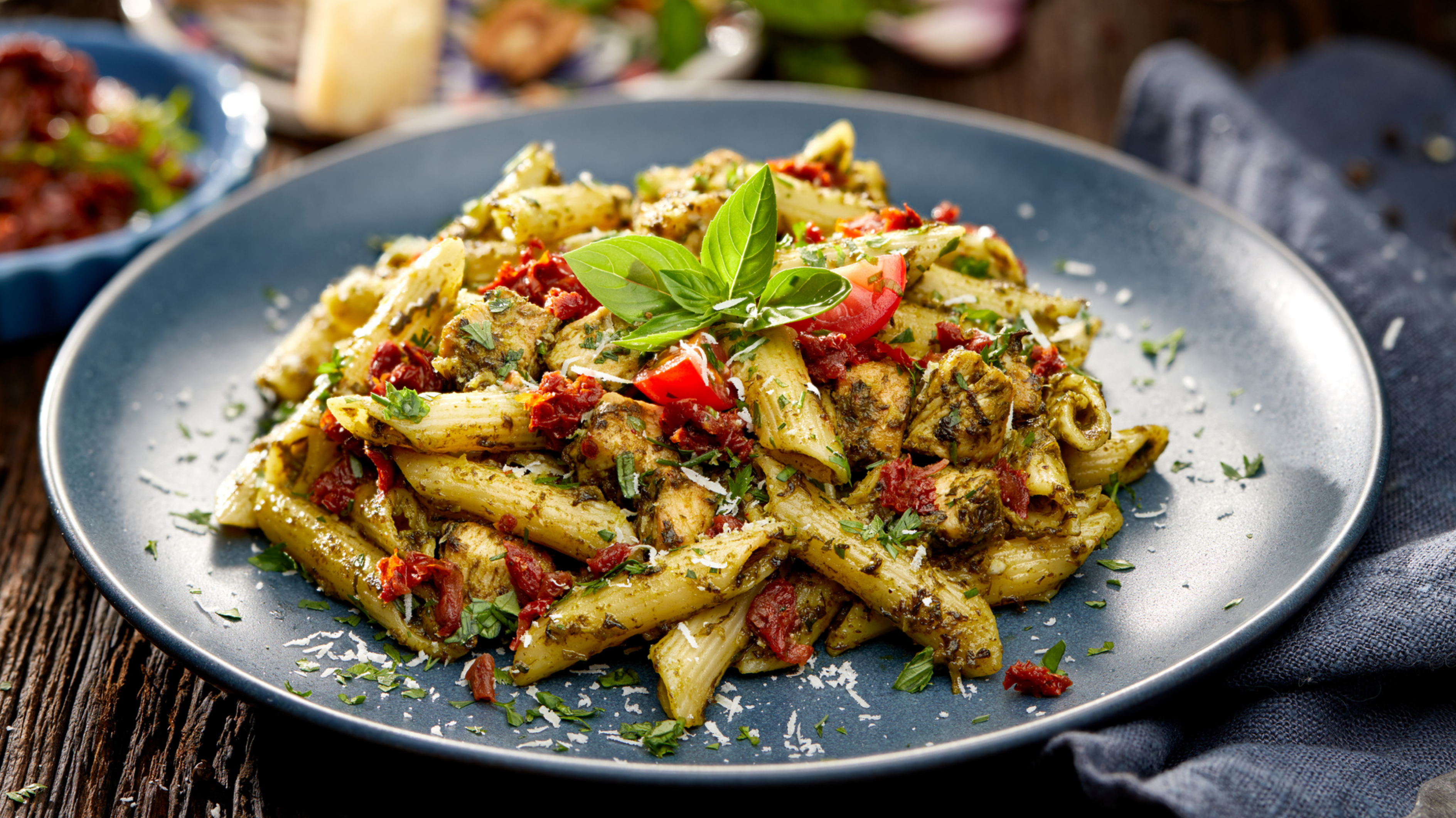 Nudelsalat-mit-Pesto-Das-wahrscheinlich-leckerste-Grill-Rezept-der-Welt