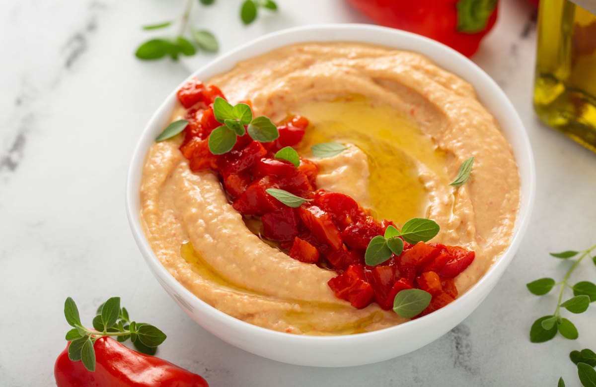 Paprika-Dip mit Paprikastücken dekoriert