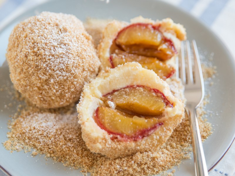Pflaumenknödel mit Zimt und Zucker.