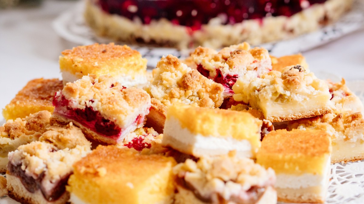 Kuchen mit Obst und Streusel.